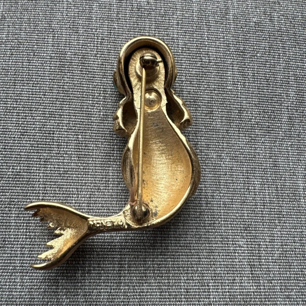 Vintage Monet Sea Lion Figural Brooch Gold‎ Tone Green rhinestone Cabochon Eyes